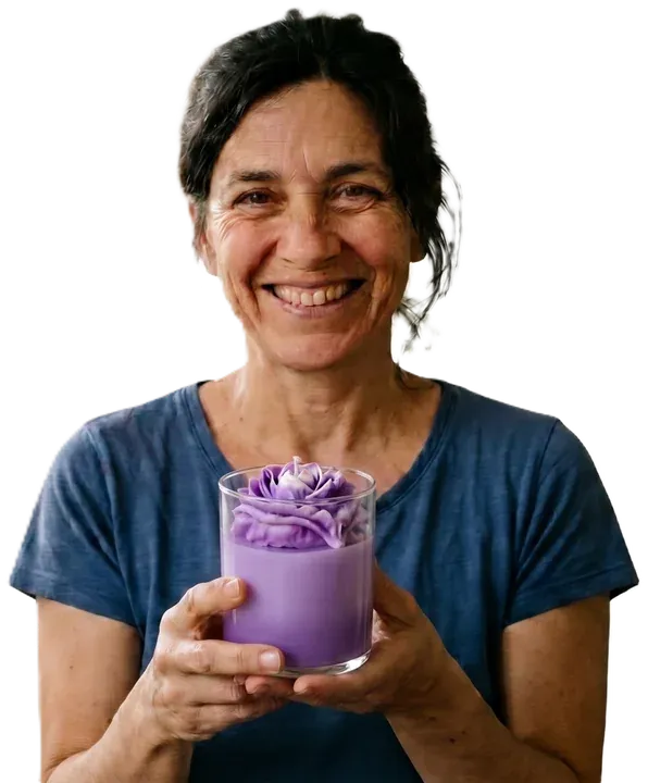 Mujer sonriente con una vela violeta artesanal en las manos