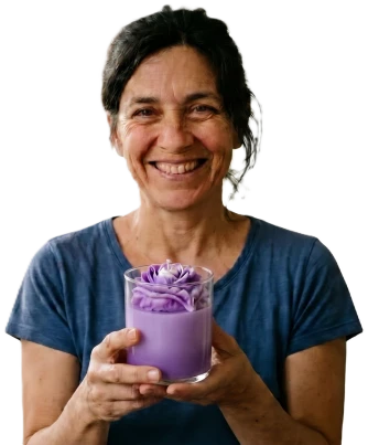Mujer sonriente con una vela violeta artesanal en las manos